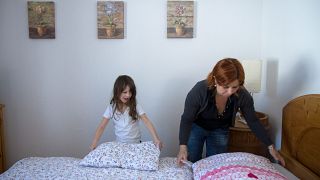 A négy éve Ausztriában élő Kisch Krisztina és lánya, Kisch Jáde ágyneműt cserél a vendégek után házában, a Salzburg tartománybeli Flachau-Reitdorfban 2013. március 16-án