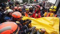 Arnavutluk, en az 42 kişinin ölümüne yol açan 6,3 büyüklüğündeki depremin yaralarını sarıyor