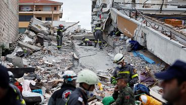 شاهد إنقاذ ألباني عالق تحت أنقاض أحد المباني المنهارة جراء الزلزال