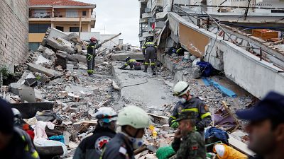 شاهد إنقاذ ألباني عالق تحت أنقاض أحد المباني المنهارة جراء الزلزال