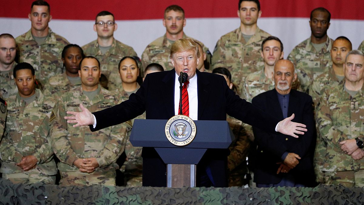 ترامب ملقيا كلمة أمام العسكريين في إحدى الثكنات العسكرية في أفغانستان 