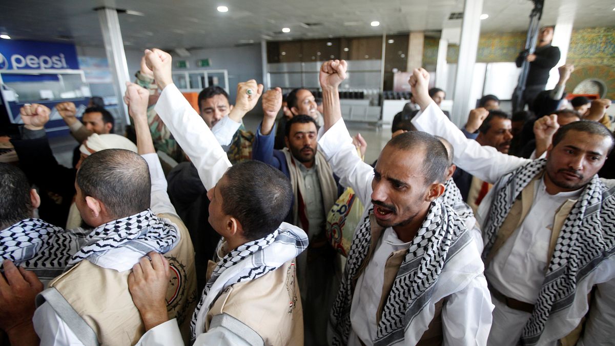 الحوثيون لدى وصولهم إلى مطار صنعاء 