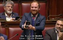 شاهد: في خطوة فريدة من نوعها .. نائب إيطالي يطلب يد صديقته داخل البرلمان