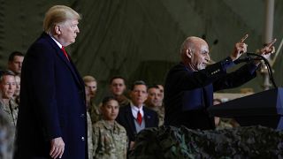 Le président américain Donald Trump écoute le président afghan Ashraf Ghani lors d'une visite surprise en Afghanistan