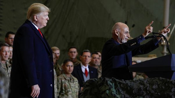 Le président américain Donald Trump écoute le président afghan Ashraf Ghani lors d'une visite surprise en Afghanistan Le président américain Donald Trump écoute le président afghan Ashraf Ghani lors d'une visite surprise en Afghanistan