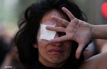 Une femme manifeste en soutien aux personnes ayant perdu un œil dans les manifestations. Santiago, Chili, le 12 novembre 2019