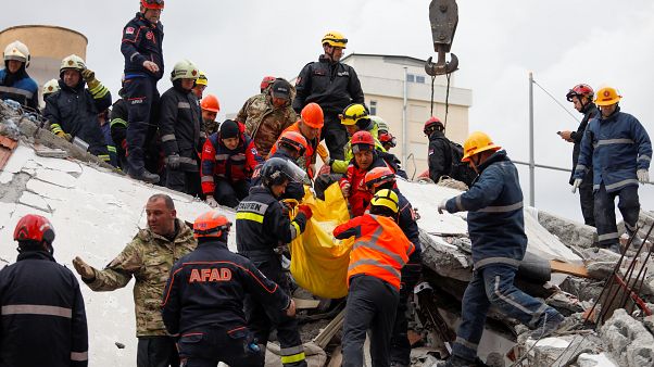 Αλβανία: Αγκαλιασμένοι στα χαλάσματα - Στους 49 οι νεκροί Αλβανία: Αγκαλιασμένοι στα χαλάσματα - Στους 49 οι νεκροί