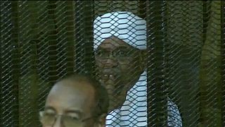 الرئيس السوداني المعزول عمر البشير خلال إحدى جلسات المحاكمة.