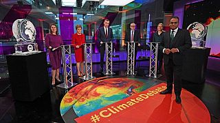 Televizyonda iklim tartışmasına katılmayı reddeden Boris Johnson'ın yerine eriyen buz heykel kondu