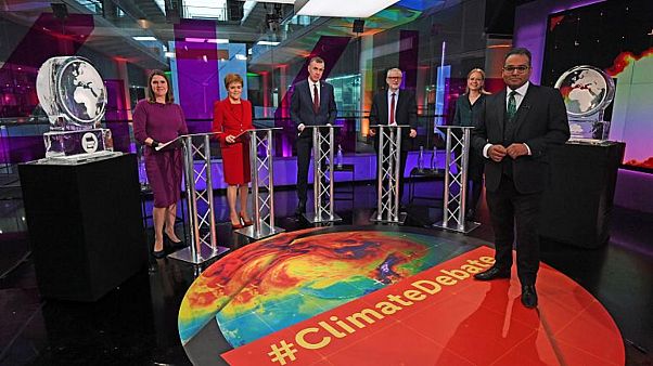 Televizyonda iklim tartışmasına katılmayı reddeden Boris Johnson'ın yerine eriyen buz heykel kondu Televizyonda iklim tartışmasına katılmayı reddeden Boris Johnson'ın yerine eriyen buz heykel kondu