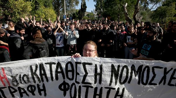 Συμπλοκές φοιτητών με τα ΜΑΤ στο Καβούρι Συμπλοκές φοιτητών με τα ΜΑΤ στο Καβούρι