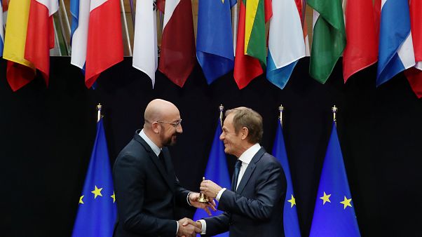 Charles Michel recebe o sino de Donald Tusk