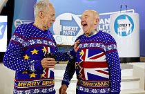 "Merry Brexmas", per questi due sorridenti sostenitori del Brexit Party di Nigel Farage.
