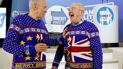 "Merry Brexmas", per questi due sorridenti sostenitori del Brexit Party di Nigel Farage. 