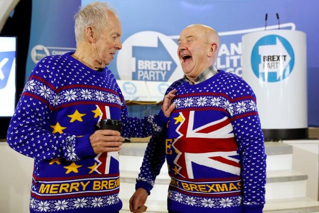 "Merry Brexmas", per questi due sorridenti sostenitori del Brexit Party di Nigel Farage. 