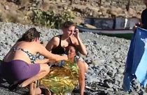 Strandolók segítettek a partot ért menekülteken