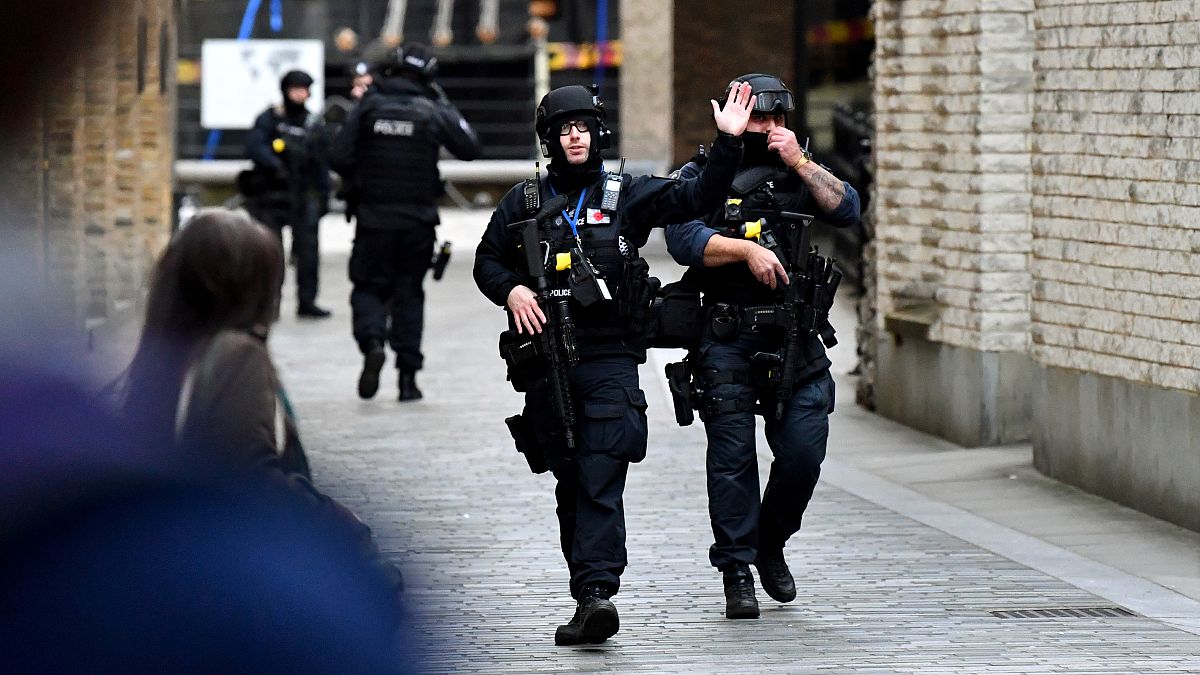 Oficiales de policía armados son vistos en una calle cerca del Puente de Londres después de un incidente, en Londres, Reino Unido, el 29 de noviembre de 2019.
