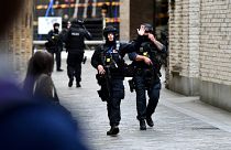 Oficiales de policía armados son vistos en una calle cerca del Puente de Londres después de un incidente, en Londres, Reino Unido, el 29 de noviembre de 2019.