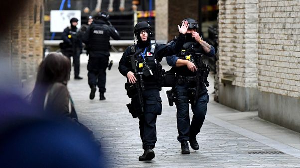 Oficiales de policía armados son vistos en una calle cerca del Puente de Londres después de un incidente, en Londres, Reino Unido, el 29 de noviembre de 2019. Oficiales de policía armados son vistos en una calle cerca del Puente de Londres después de un incidente, en Londres, Reino Unido, el 29 de noviembre de 2019.