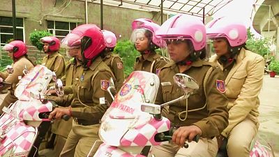 Delhi: rózsaszínben feszítenek a rendőrnők