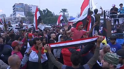 Ünnepelve fogadták az iraki kormányfő lemondását a tüntetők