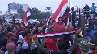 شاهد: العراقيون يحرقون علم إيران ويفرحون بإعلان عبد المهدي تقديم استقالته للبرلمان