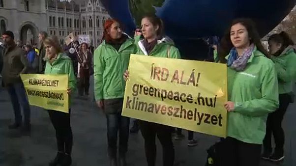 A budapesti FFF-tüntetés klímavészhelyzet kihirdetését követelte A budapesti FFF-tüntetés klímavészhelyzet kihirdetését követelte