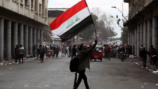 إعلان الاستقالة لم يخمد مواجهات الشارع العراقي.. وسقوط المزيد من القتلى إعلان الاستقالة لم يخمد مواجهات الشارع العراقي.. وسقوط المزيد من القتلى
