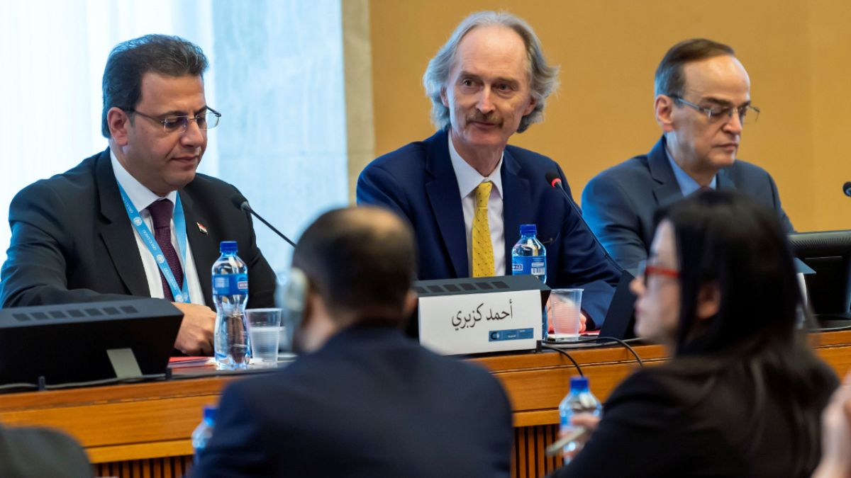 Birleşmiş Milletler Suriye Özel Temsilcisi Geir Pedersen (ortada)