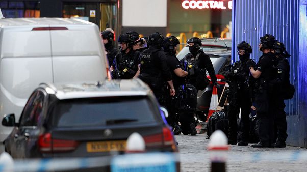 London Bridge'de düzenlenen saldırı sonrası polis müdahale etti London Bridge'de düzenlenen saldırı sonrası polis müdahale etti