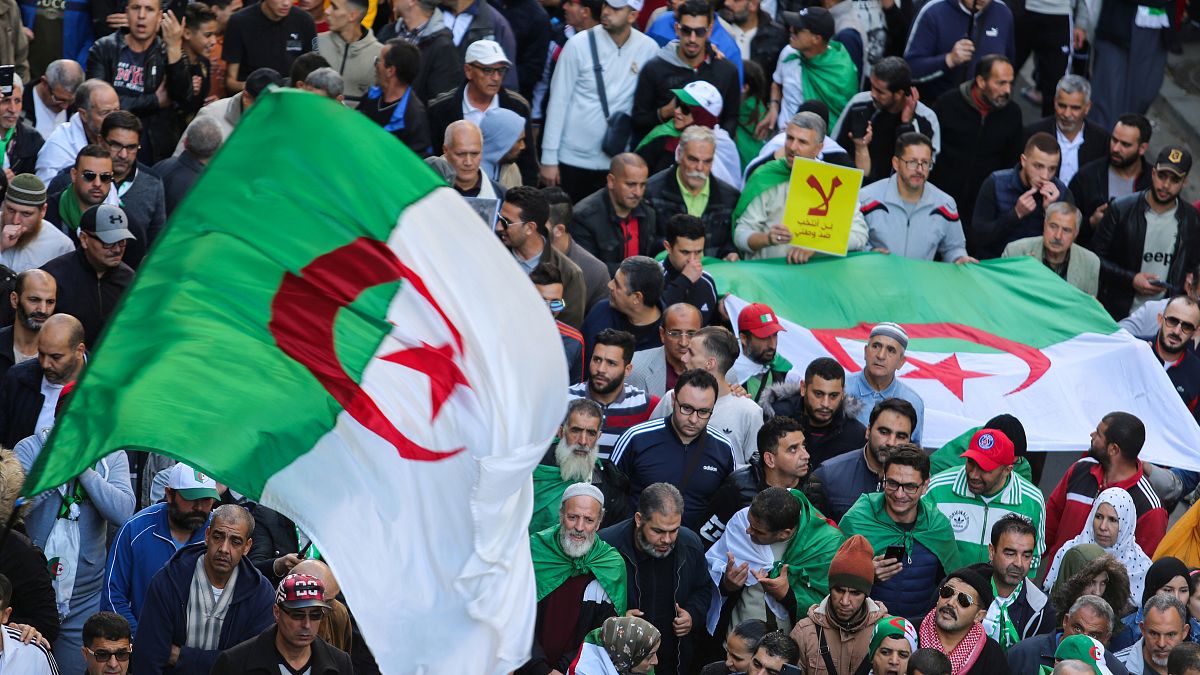 ما الذي يدعو فرنسا لمراقبة الوضع الجزائري عن كثب والتزام الصمت؟
