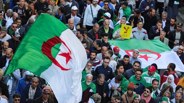 صورة لمتظاهرين يحملون أعلام ولافتات تعبر عن رفضهم للانتخابات الرئاسية في العاصمة الجزائرية صورة لمتظاهرين يحملون أعلام ولافتات تعبر عن رفضهم للانتخابات الرئاسية في العاصمة الجزائرية