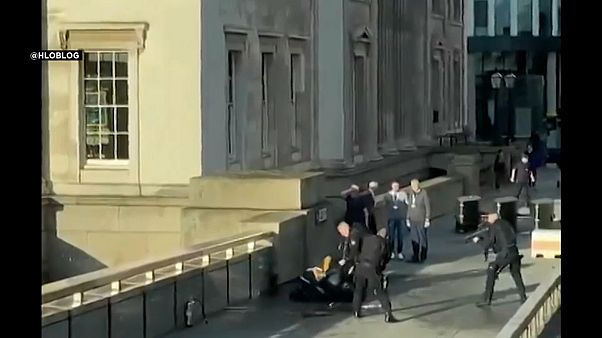 فيديو: هكذا سيطرت مجموعة من المشاة على منفذ عملية الطعن على جسر لندن فيديو: هكذا سيطرت مجموعة من المشاة على منفذ عملية الطعن على جسر لندن