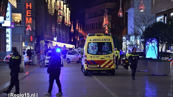 Τραυματίες μετά από επίθεση με μαχαίρι σε εμπορικό κέντρο στη Χάγη Τραυματίες μετά από επίθεση με μαχαίρι σε εμπορικό κέντρο στη Χάγη