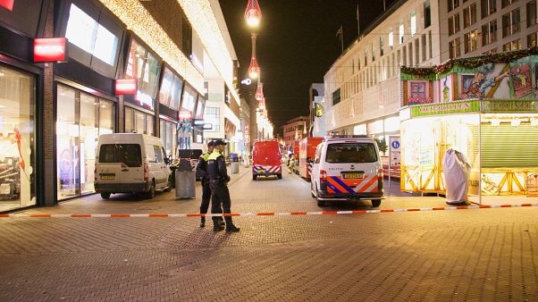 Hollanda'nın Lahey kentindeki Büyük Pazar Sokağı'nda bıçaklı saldırı sonucu yaralananların olduğu belirtildi Hollanda'nın Lahey kentindeki Büyük Pazar Sokağı'nda bıçaklı saldırı sonucu yaralananların olduğu belirtildi