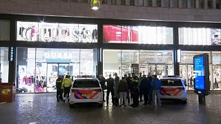 Messerangriff in Den Haag: Täter flüchtig - 2 Mädchen unter Opfern?