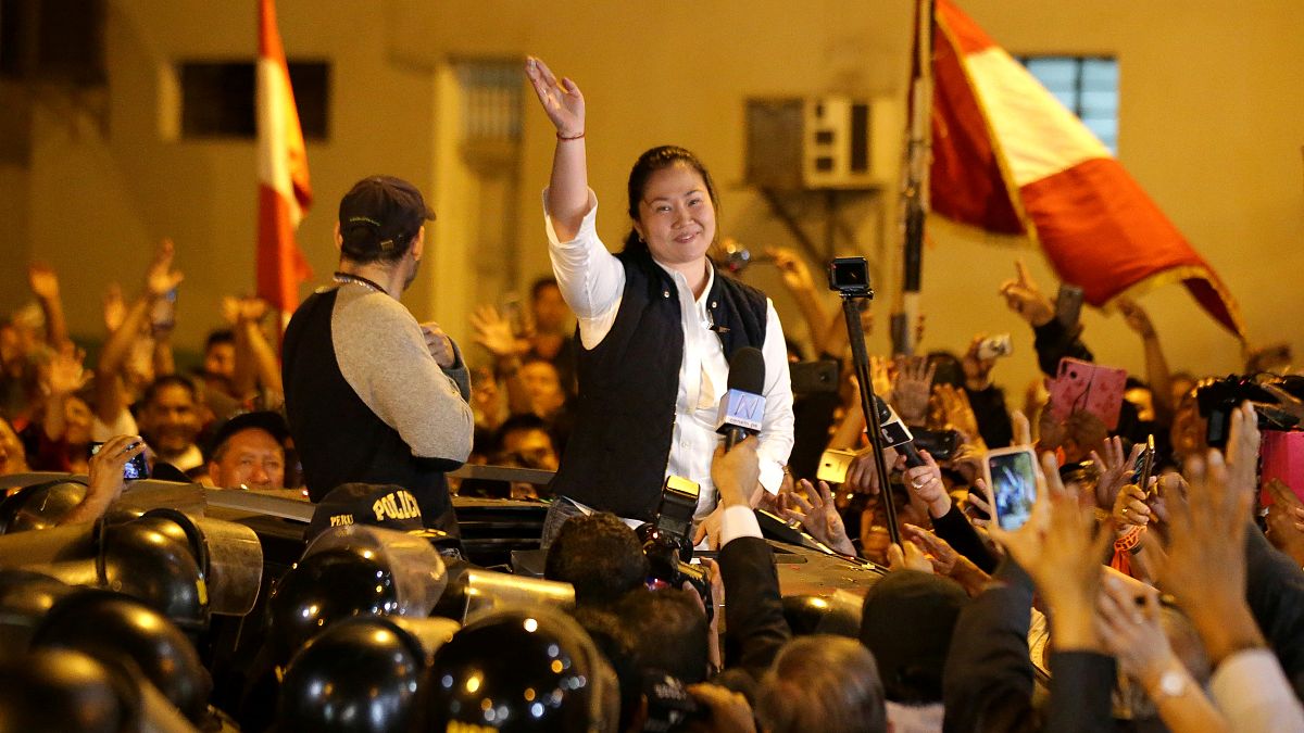 Keiko Fujimori sale de la cárcel aclamada por sus seguidores