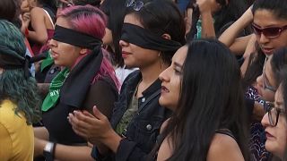 شاهد: نساء المكسيك يتظاهرن احتجاجًا على العنف ضد المرأة