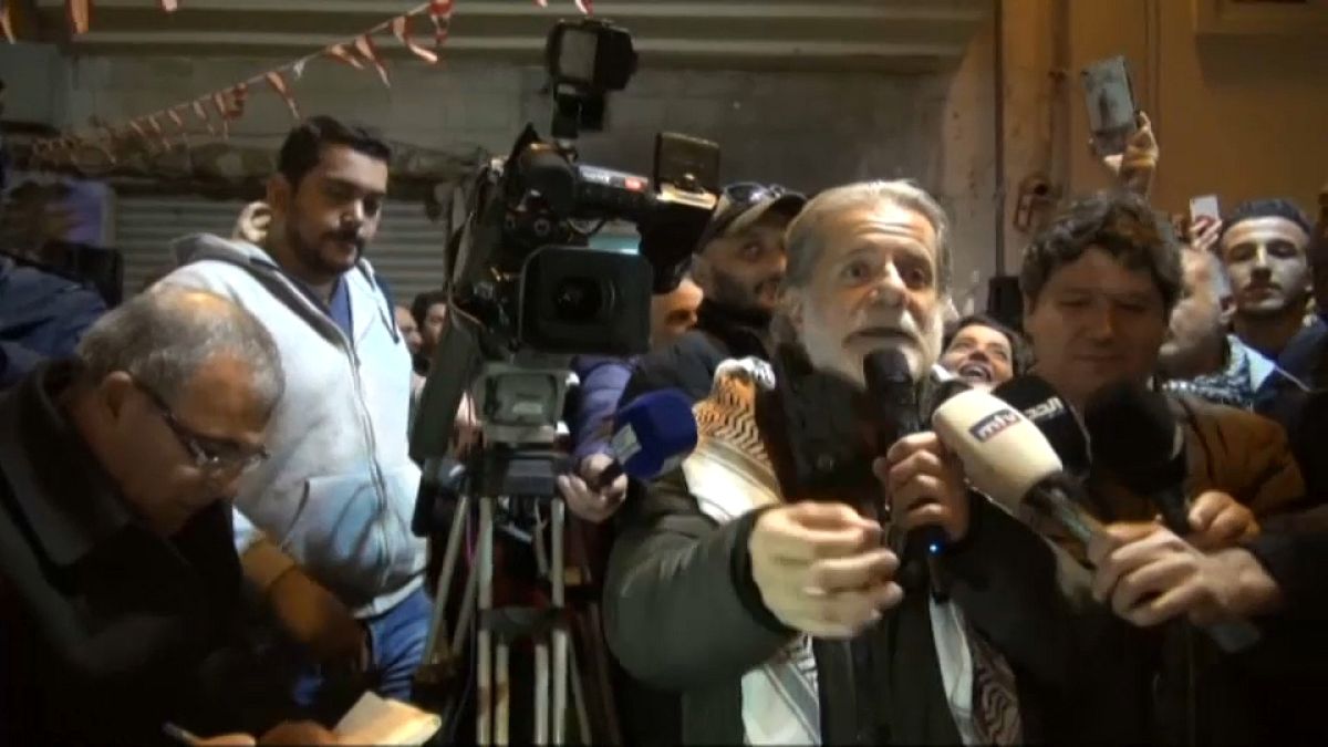 مارسيل خليفة يغني أمام المحتجين في مدينة بعلبك - 2019/11/29 -