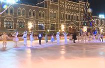 Celebridades y campeones olímpicos abren la pista de patinaje de la Plaza Roja