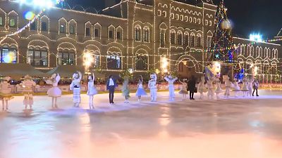 Celebridades y campeones olímpicos abren la pista de patinaje de la Plaza Roja