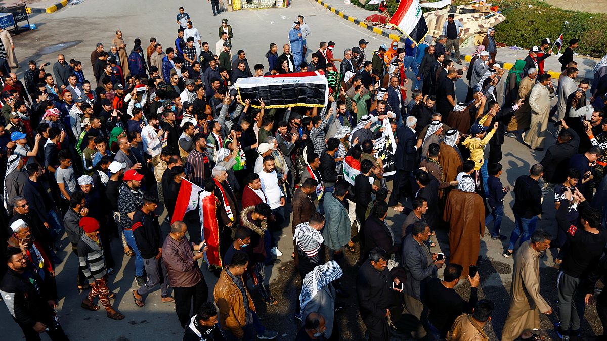 شاهد: مدينة النجف تودع ضحاياها الذين سقطوا برصاص الأمن خلال الاحتجاجات 