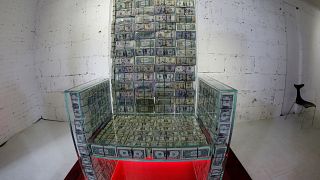Rus sanatçının 1 milyon dolarla yaptığı 'para tahtı'na yoğun ilgi