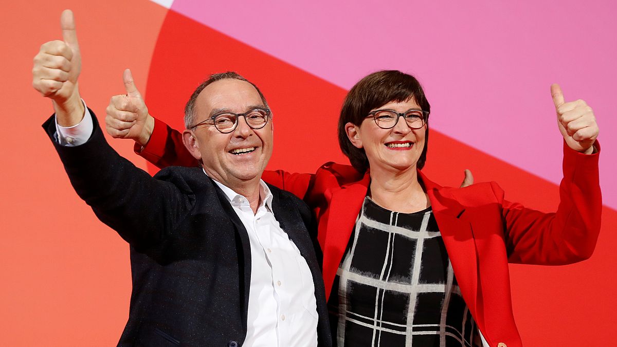 SDP liderliğini kazanan Norbert Walter-Borjans ve Saskia Esken 
