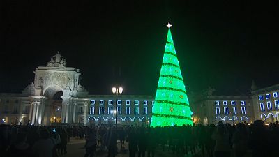 Los árboles de Navidad iluminan calles y plazas