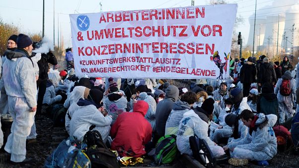 Çevreciler Almanya'nın Lausitz bölgesinde kömür madenine giden tren raylarını kapattı Çevreciler Almanya'nın Lausitz bölgesinde kömür madenine giden tren raylarını kapattı