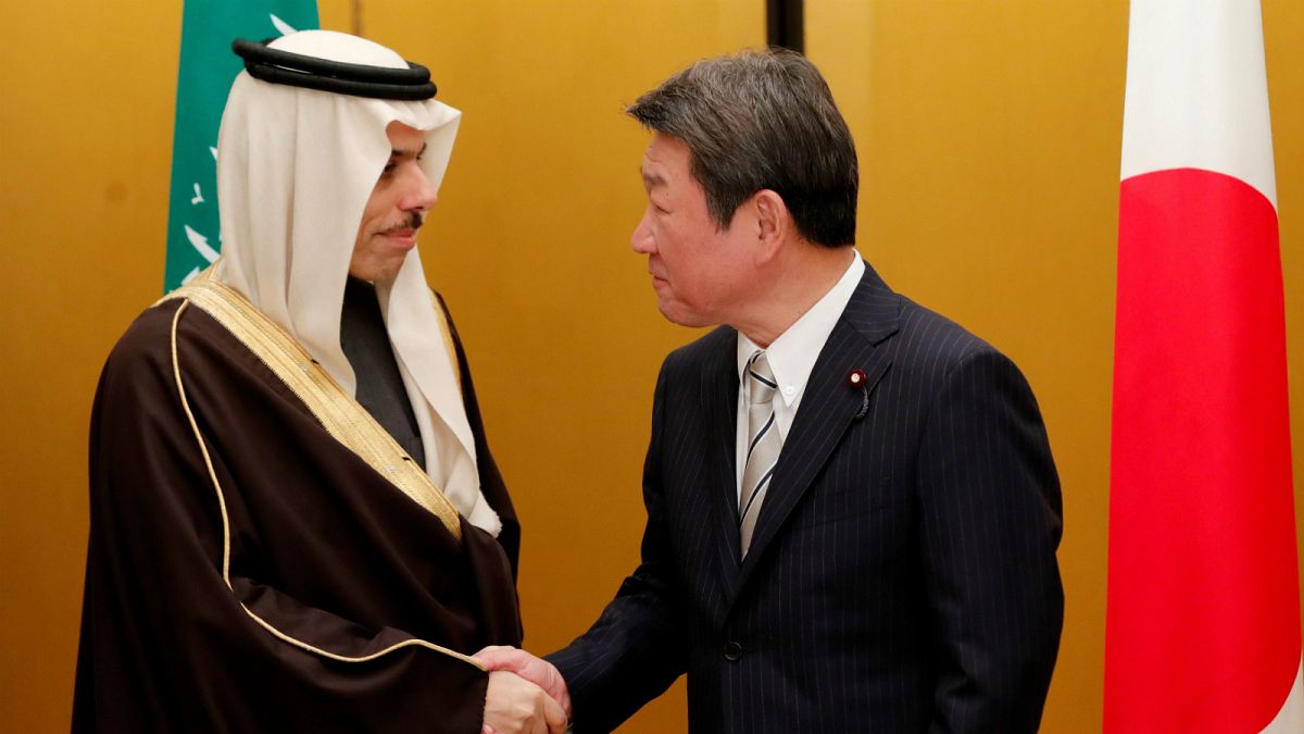 وزير الخارجية الياباني توشيميتسو موتيجي يلتقي الأمير فيصل بن فرحان الفيصل  خلال اجتماع وزراء خارجية مجموعة العشرين في ناغويا_ أرشيف رويترز