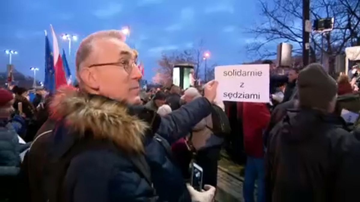 Tüntetések a lengyel bírákért