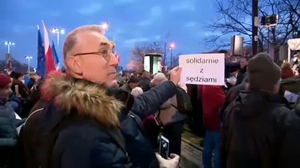 Tüntetések a lengyel bírákért Tüntetések a lengyel bírákért
