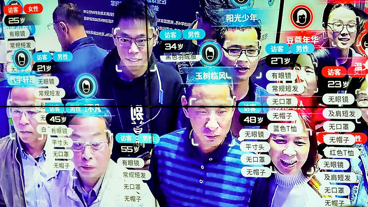Çin'de bir bilişim fuarında ziyaretçilerin bilgileri ekrana yansıtıldı